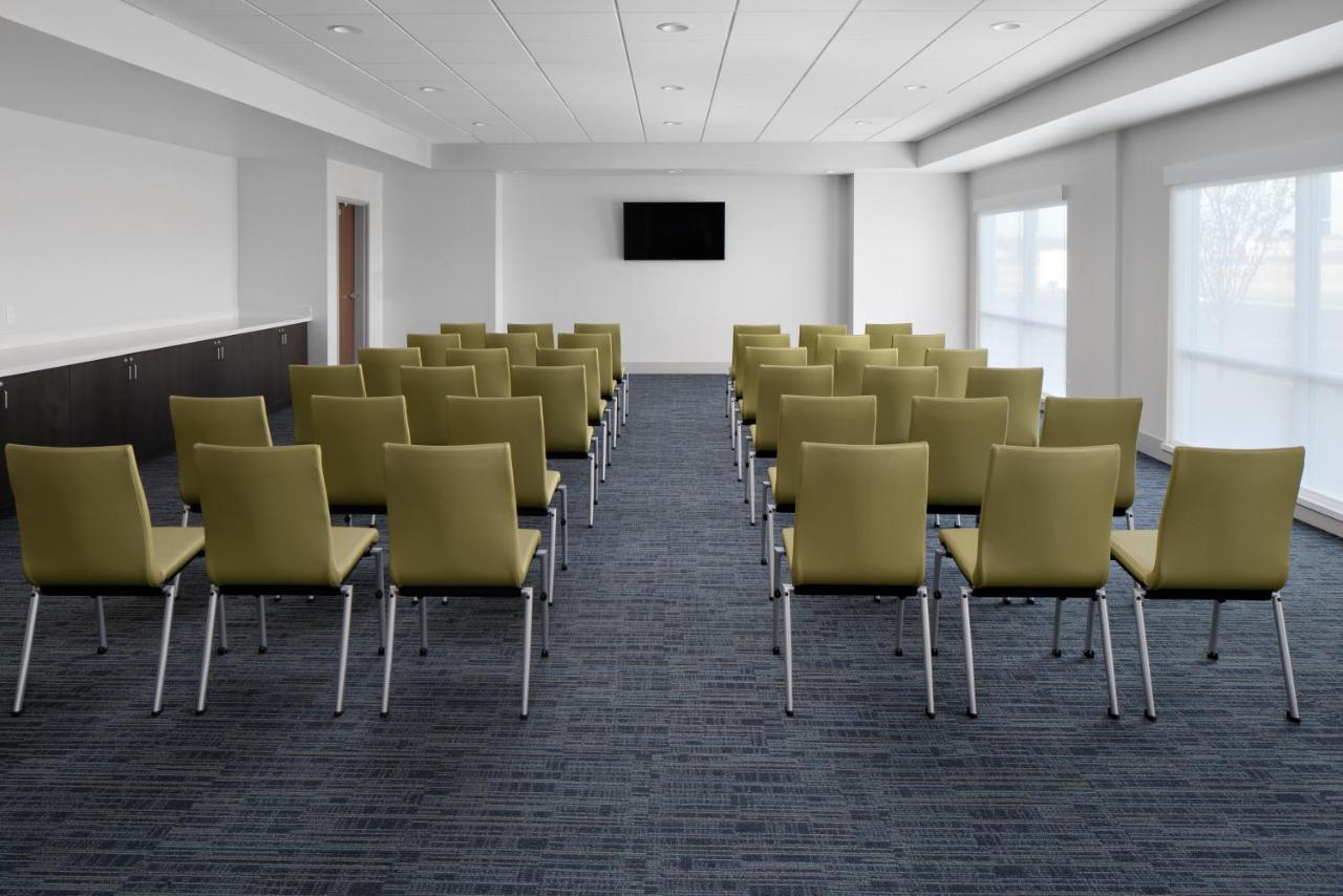 Holiday Inn Express & Suites - Elkhorn - Lake Geneva Area By Ihg Extérieur photo